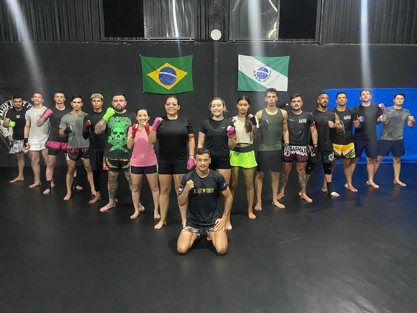 Turma de Muay Thai da AAZIZ Fight Club reunida no tatame