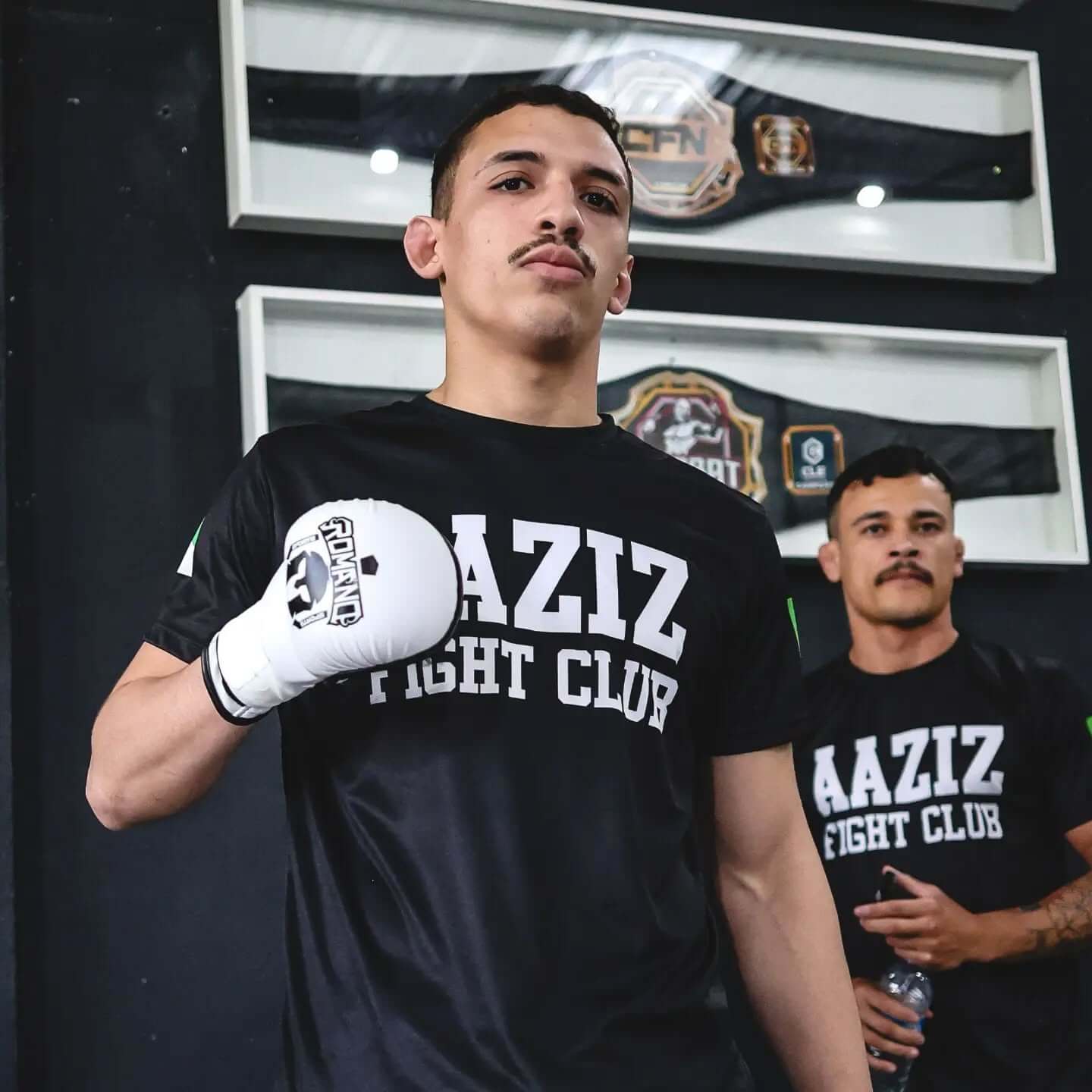 Atleta da AAZIZ Fight Club com luva de Muay Thai antes do treino