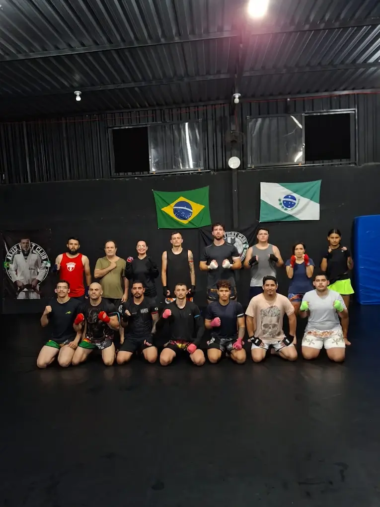 Alunos da turma de Muay Thai da AAZIZ Fight Club reunidos após o treino