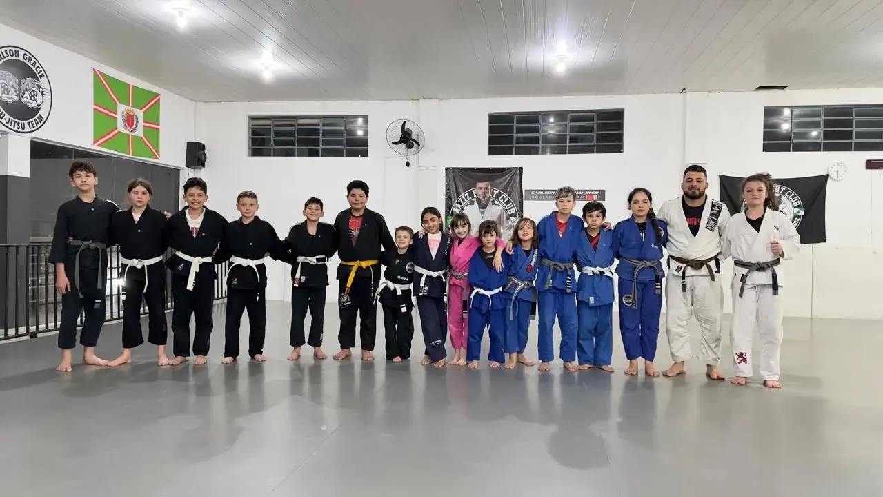 Turma infantil de Jiu-Jitsu da AAZIZ Fight Club no tatame
